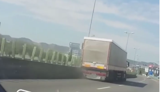 SHOKUESE/ Shoferi i kamionit tmerron drejtuesit e mjeteve në autostradën Tiranë-Durrës, i bie rrugës… (VIDEO)