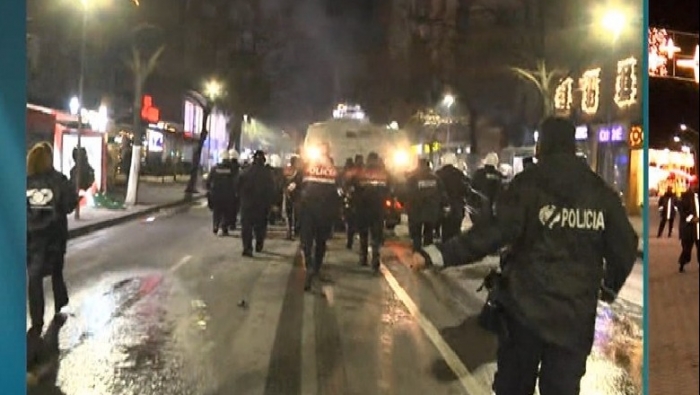 PAMJET/ Protestuesit sulmojmë me gurë e kapsolla, PLAGOSEN dy efektivë të FNSH