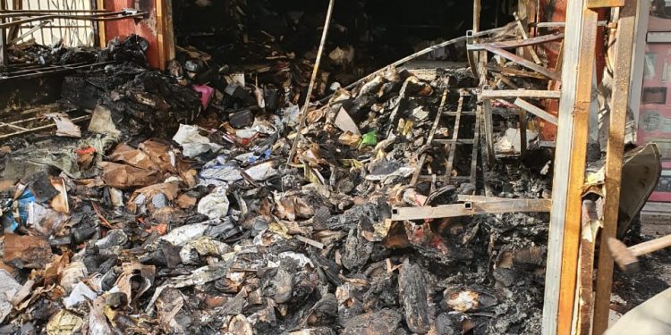 PROTESTA E DHUNSHME/ Dhuna nuk kursen as bizneset private, miliona dëme nga bombat molotov