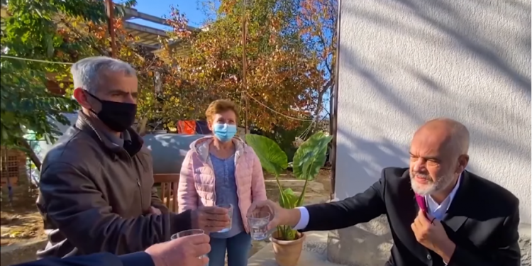 “ASKUSH NUK DO MBETET VETËM…”/ Rama poston VIDEON nga shtëpia e rindërtuar e familjes Lana