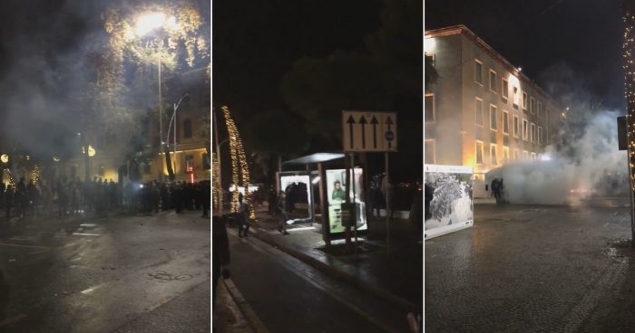 PROTESTA/ Nuk ndalen të rinjtë, SHKATËRROJNË stacionet e autobusëve