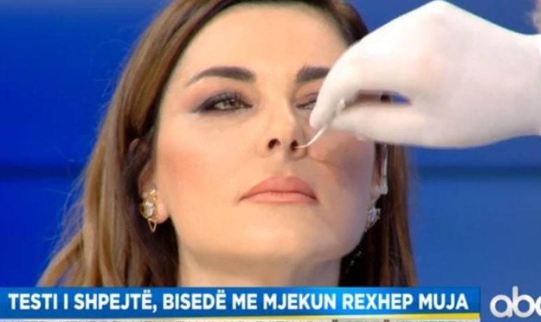 DO APLIKOHEN NGA E HËNA/ Epidemiologu demonstron live si kryhet TESTI I SHPEJTË