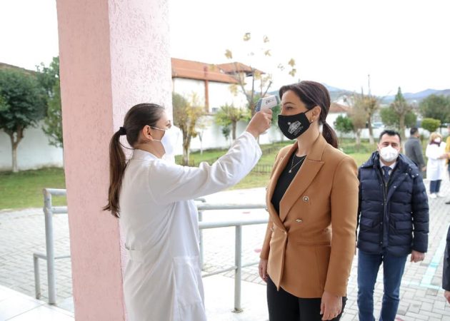 KORONAVIRUSI/ Ministrja Kushi paralajmëron mbylljen e shkollave: Do të kemi periudhë më të gjatë pushimesh
