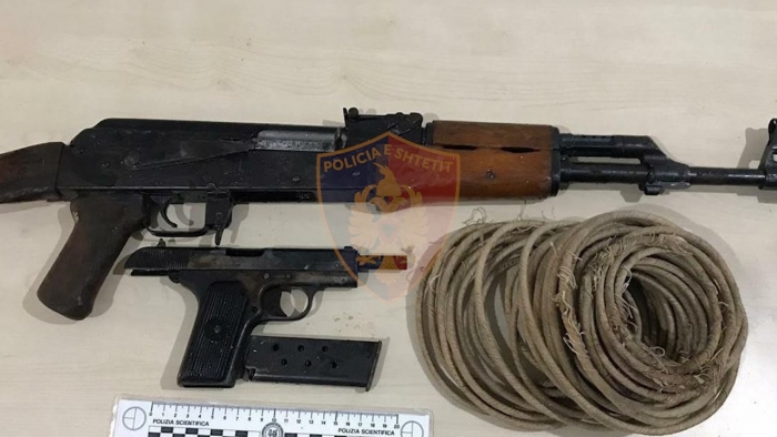 QËLLUAN ME ARMË GJATË NATËS/ Policia arreston dy të rinjtë në Lezhë, në shtëpi ju gjet…