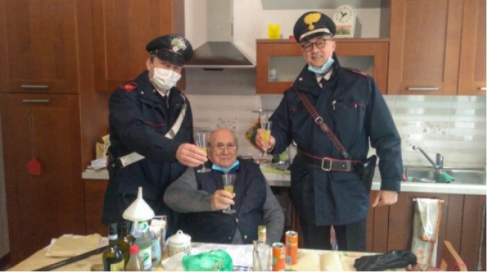 NDODH EDHE KJO/ I moshuari telefonon policinë: Jam vetëm, ejani të ngrini një DOLLI me mua për Krishtlindje