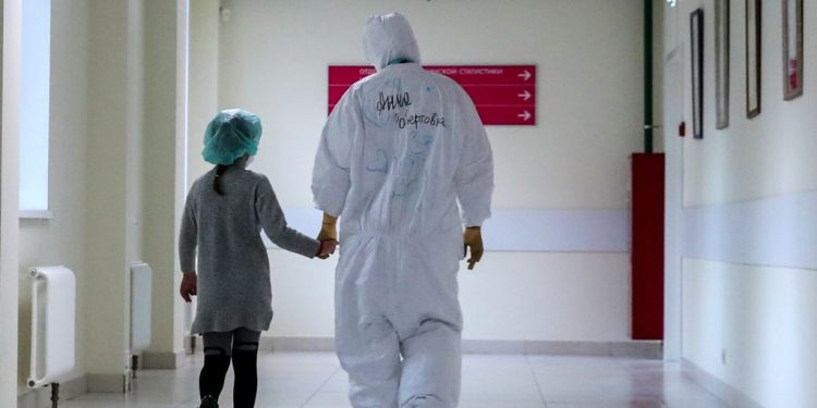 “KEMI FËMIJË TË SHTRUAR ME COVID-19″/ Shefja e Pediatrisë: Në oksigjen janë futur të gjitha moshat duke filluar nga një muajsh…