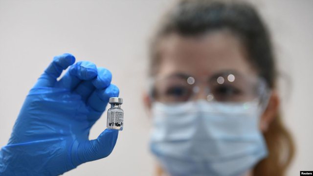 JENI TË INFEKTUAR ME COVID-19? Ja çfarë duhet të dini patjetër para se të bëni vaksinën