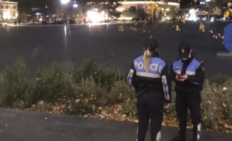 PROTESTA NË TIRANË/ Nis hedhja e kapsollave në sheshin “Skënderbej”. Shumë prej policeve janë FEMRA