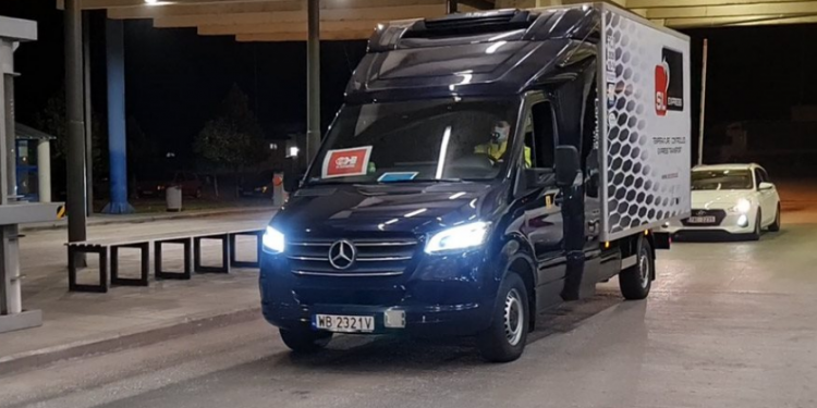 LAJM I MIRË NË GREQI/ Mbërrijnë vaksinat e para anti-COVID të Pfizer (VIDEO)