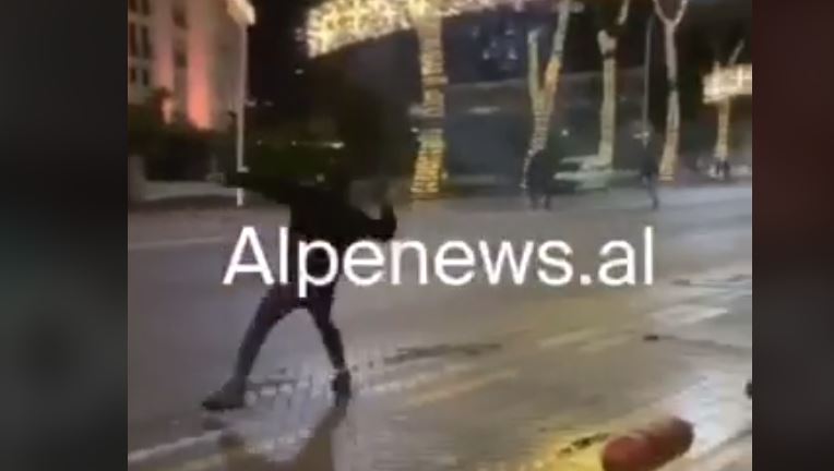 DALIN PAMJET NGA BULEVARDI/ Momenti kur të RINJTË me kapuça GODASIN me gura policinë