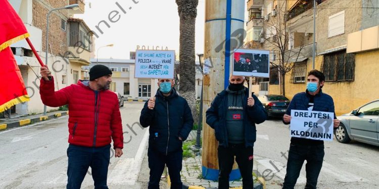 ME PANKARTA NË DUAR/ Njoftohet PROTESTË edhe në Vlorë, por vetëm katër persona dalin në rrugë