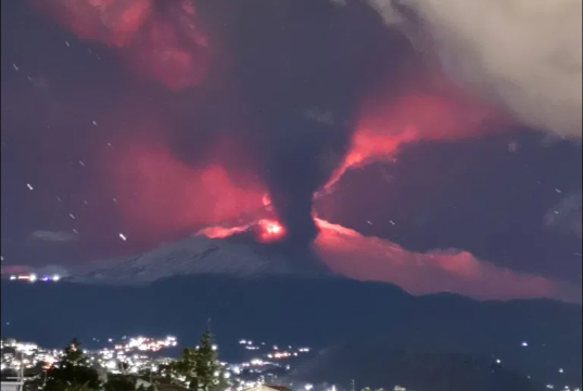 PUBLIKOHEN PAMJET/ Shpërthen vullkani Etna në Siçili, llavë dhe hi në qiell (VIDEO)