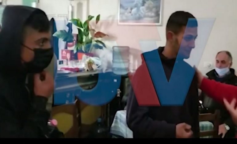 VIDEO ZBULON GJITHÇKA/ Të miturit ME PAGESË në protestë. Ja çfarë RRËFEN adoleshenti