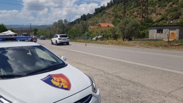 AKSIDENT TRAGJIK NË DURRËS/ Drejtuesi i mjetit humb kontrollin, ndërron jetë në vend