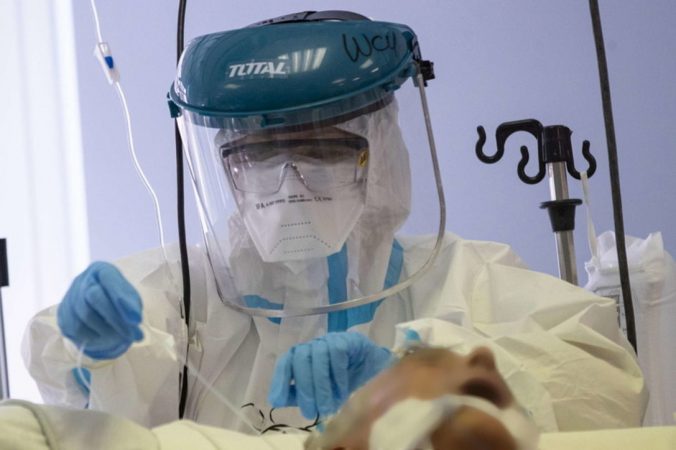 SHOKUESE/ Një koronavirus i ri po përhapet me ritme të shpejta në Angli