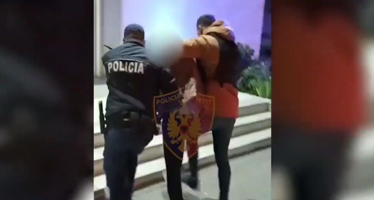 VODHËN BIZHUTERI NË NJË ARGJENDARI ME VELRË…/ Arrestohen dy vëllezërit në Tiranë (DETAJET)