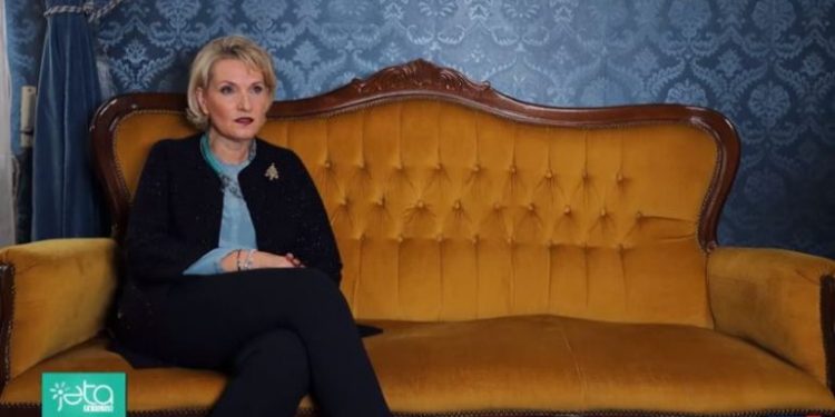 “POLITIKËN E LË…”/ Rrëfehet Mimi Kodheli: Kam parë lëndim në sytë e nënës sime… (VIDEO)