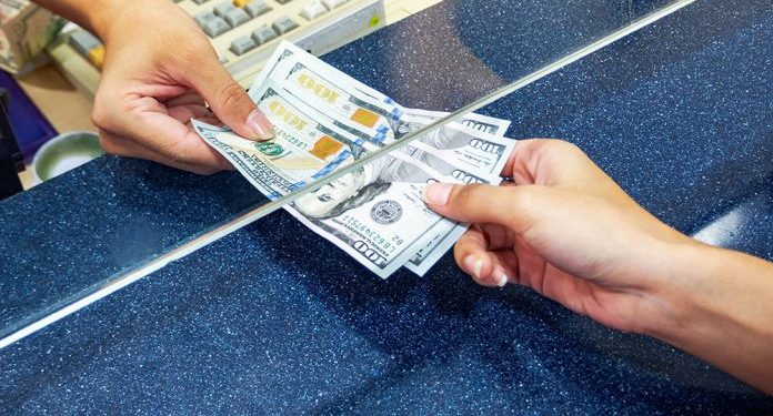 KURSI I KËMBIMIT/ Leku forcon pozitat ndaj euros dhe dollarit
