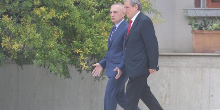 GUERRILJA E KAPUÇËVE/ “Çadra e radhës” e PD-LSI, synimi i vërtetë pse po digjen selitë e PS-së