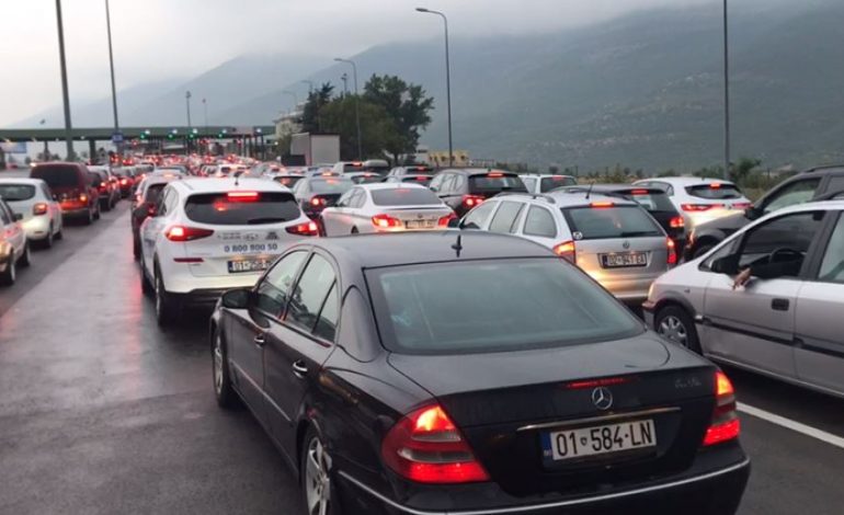 RADHË TË GJATA MAKINASH NË MORINË/ Qytetarët e Kosovës dynden drejt Shqipërisë për fundjavë