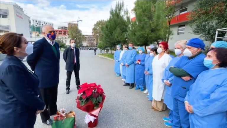 “MJEKËT DO VAKSINOHEN TË PARËT”/ Rama nga “Infektivi” jep lajmin e mirë: Në fillim të vitit do të kemi dozat e para…