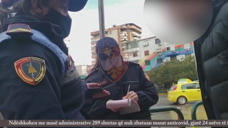 NUK MBAJTËN MASKËN DHE NUK RESPEKTUAN RREGULLAT/ Policia gjobit 289 qytetarë, ndëshkohen edhe 3 subjekte private