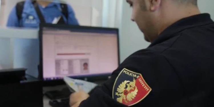 NDODH NË…RINAS/ Udhëtari KANOS policin: Më lini të kaloj o shk**dhata, nuk jemi në…