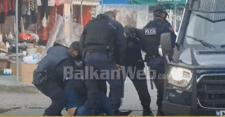 KËRCËNOI FAMILJARËT/ Ja momenti kur forca të shumta policore dhe FNSH arrestojnë vlonjatin (VIDEO)