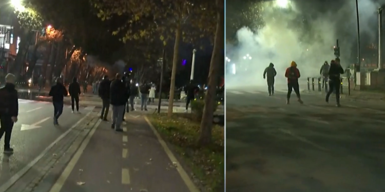 SULMOJNË…/ Protestuesit GJUAJNË me gurë, policia PËRGJIGJET me ujë