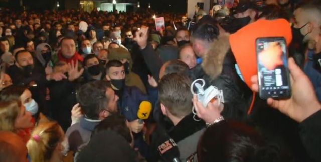 NDODH EDHE KJO/ Shkojnë të protestojnë për vrasjen e 25-vjeçarit, plas sherri mes dy këngëtarëve