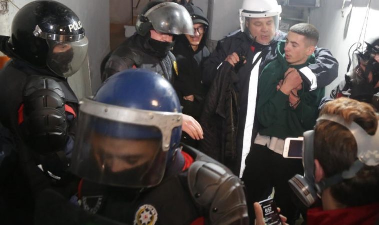 PROTESTA PËR VRASJEN E KLODJAN RASHËS/ Blindohet Gjykata e Tiranës, 42 të arrestuarit njihen sot me masën e sigurisë