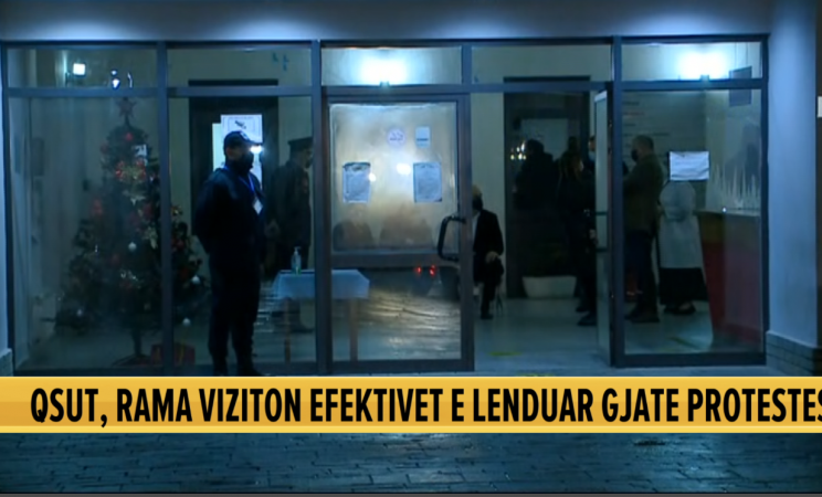 U PLAGOSËN NË PROTESTË/ Rama viziton POLICËT e lënduar në QSUT. Ulet në hollin e spitalit dhe…