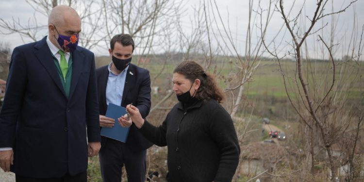 BATUTAT/ “Je një djalë që s’e bon nona të dytë”. Rama dhe Veliaj i dorëzojnë shtëpinë e re, PËRLOTET gruaja