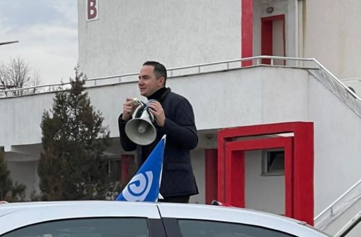 NUK “PYESIN” PËR COVID/ Salianji sfidon “komisionin Ruli” në Korçë, mbledh simpatizantët e PD me makina
