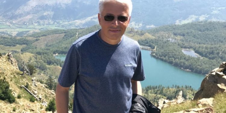 “ARRATISJE” NË MAL/ Sandër Lleshaj heq kostumin dhe shfaqet sportiv në…