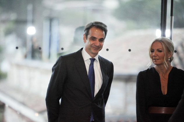 KORONAVIRUSI/ Mitsotakis cakton datën, më 28 dhjetor do të vaksinohet me gruan e tij “live” në spital