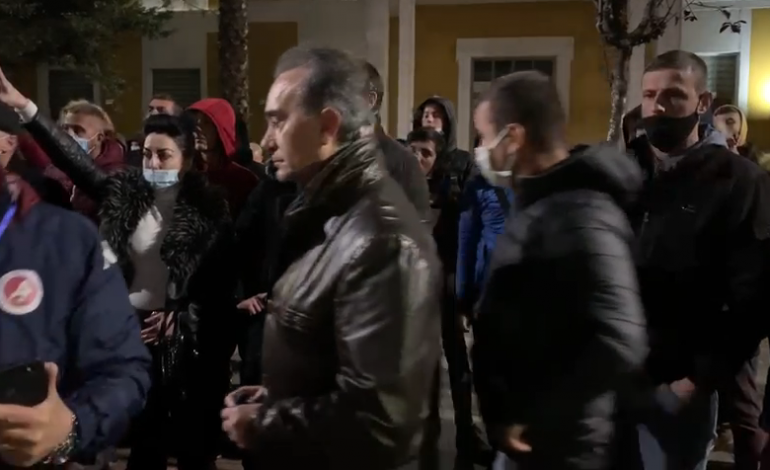 PROTESTA NË FIER/ Deputeti i PD-së: Jemi mbledhur për të festuar. Protestuesi: Të q**sha robt, pse jemi mbledhur për të festuar (VIDEO)