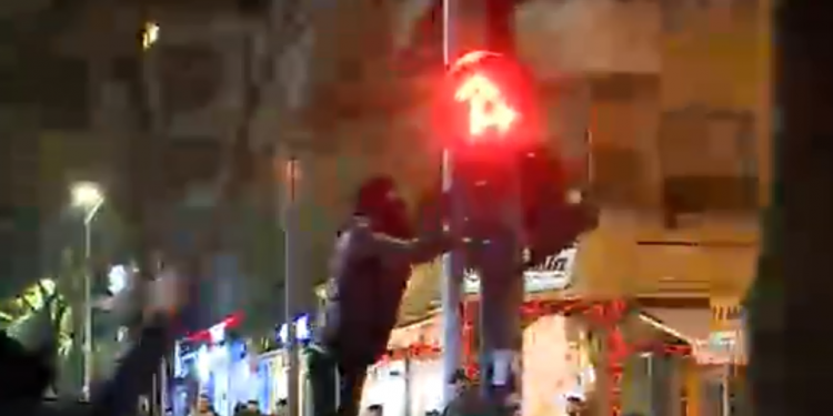 PAMJET E TRISHTA/ Vijon “urrejtja” ndaj SEMAFORËVE, protestuesit shkulin edhe sinjalistikën rrugore