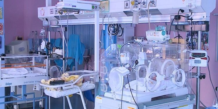 PANDEMIA NË SHQIPËRI/ Nënat të prekura nga COVID, vijnë në jetë 42 bebe. Ja çfarë thonë mjekët