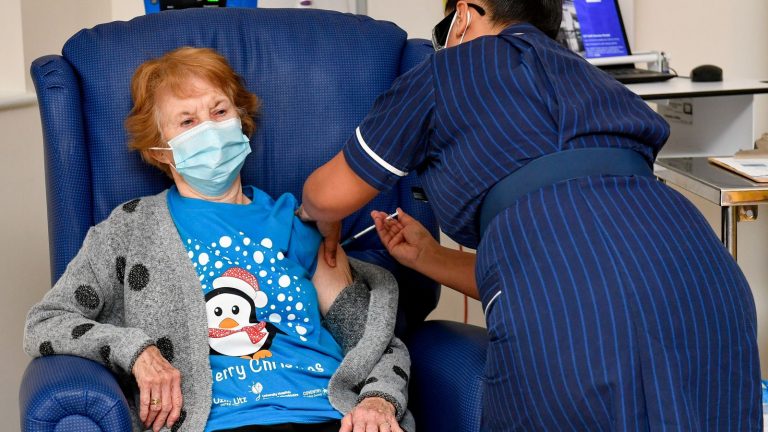 “DUHET TA BËJNË TË GJITHË”/ 91-vjeçarja britanike merr dozën e dytë të vaksinës