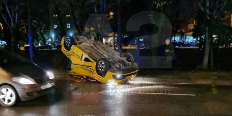 AKSIDENT I RËNDË/ Përmbyset taksia në mes të Tiranës (PAMJET)