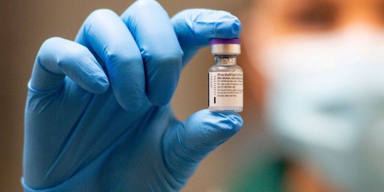 VAKSINA ANTI-COVID/ Ekspertët amerikanë rekomandojnë aprovimin emergjent të Pfizer-BioNTech
