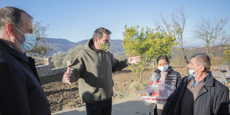 RINDËRTIMI/ Veliaj i dorëzon SHTËPINË familjes Duqi: Asnjë parti nuk e vjedh dot gëzimin e fëmijëve