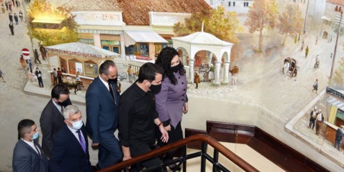 “SHTATORJA E RUGOVËS SË SHPEJTI…”/ Veliaj i jep Vjosa Osmanit “ÇELËSIN E QYTETIT”: Tirana është e të gjithë shqiptarëve