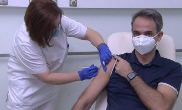 COVID-19 NË GREQI/ Vaksinohet Mitsotakis: Ishte pa dhimbje, fillim i mbarë (FOTOT)