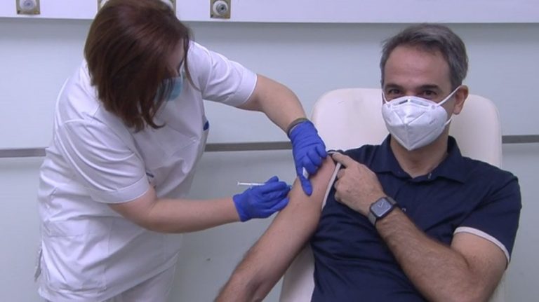 COVID-19 NË GREQI/ Vaksinohet Mitsotakis: Ishte pa dhimbje, fillim i mbarë (FOTOT)