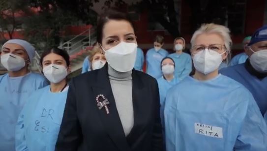 URON MJEKËT DHE INFERMIERËT/ Manastirliu publikon VIDEON: Na kanë dhënë një shembull sakrifice e devotshmërie