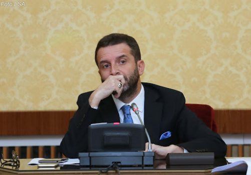 IRONIA/ Erion Braçe i kthehet Albin Kurtit: S’e di kush ta ka mbushur mendjen se kthimi i Berishës e Metës në qeveri, të hap ty rrugën për pushtet…