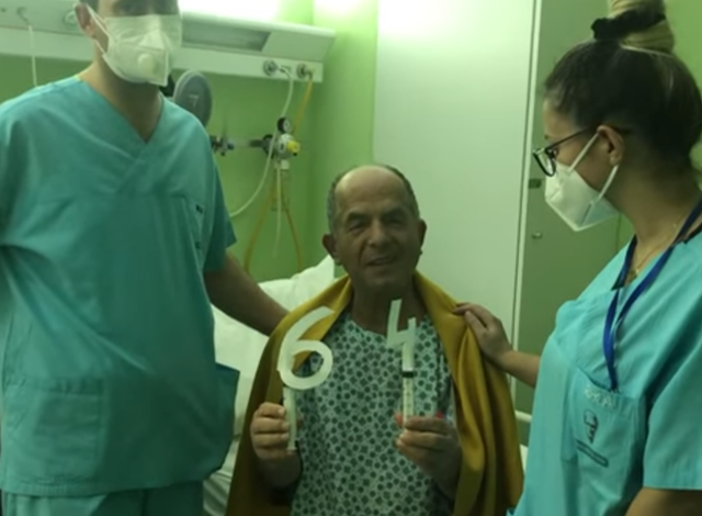 BËRI NDËRHYRJE NË ZEMËT/ Sazan Guri feston 64-vjetorin në spital (FOTOT)
