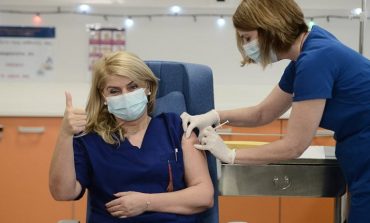 COVID-19/ Vaksinohet infermierja e parë në Greqi, më pas radha e Presidentes dhe Kryeministrit